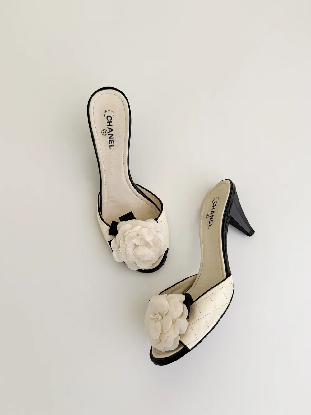 CHANEL ハイヒール Chanel 2007 Ivory & Black Camellia Sandal Heels (IT 36) — sororité.
